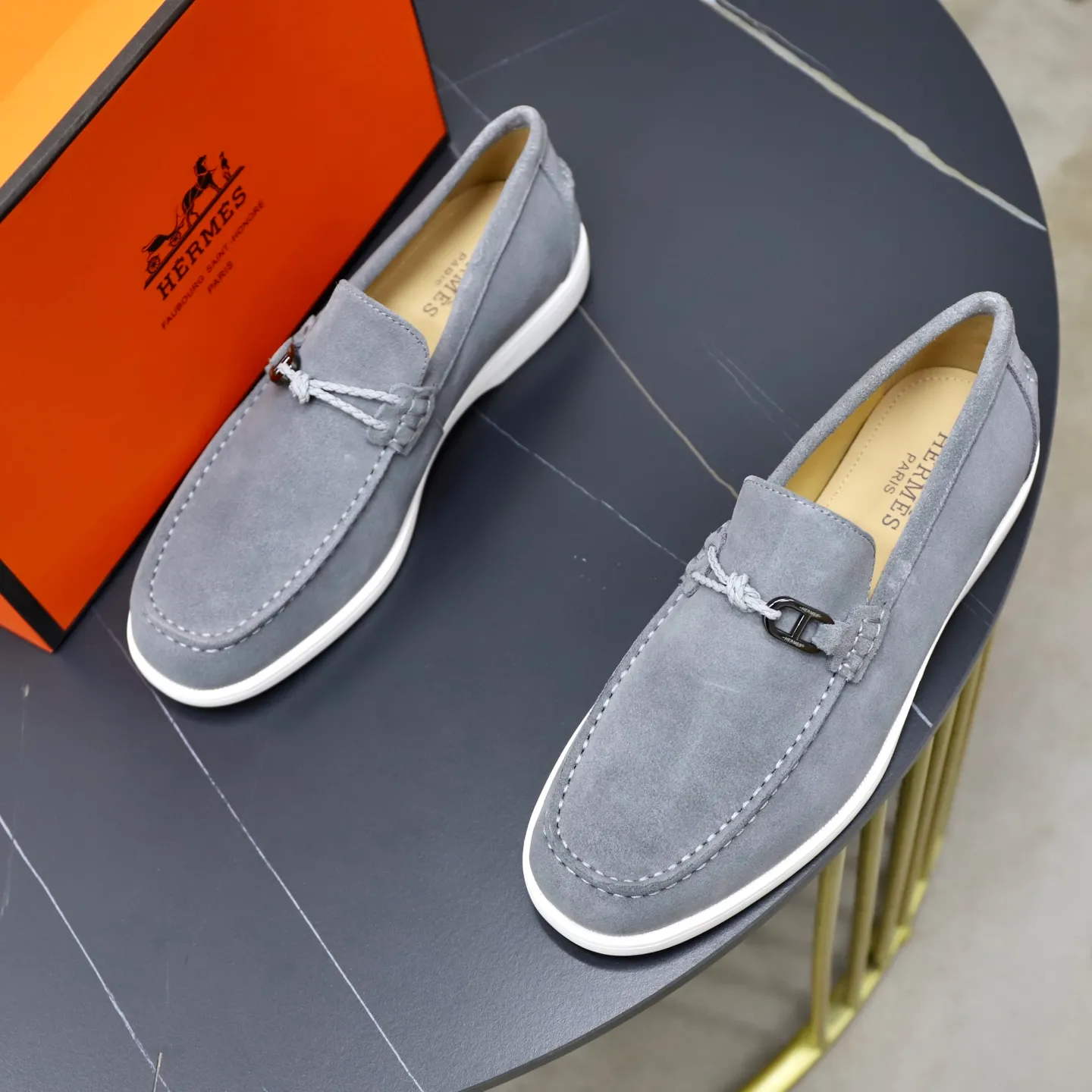 Ex-factory price: 540💰Hermès/Hermès slip-on men's shoes. This shoe is made of imported cow suede leather, with simple and smooth lines, and a 3CM rubber foam ultra-light sole combined with aerodynamic design! Youthful and fashionable, H button decoration, contrasting leather embellishment on the heel, calf lining to gently wrap your feet, with embossed logo cowhide feet, leather rock strips, casual and urban style, highlighting youthful vitality, sports and leisure version, super versatile Size number: 38-39-40-41-42-43-44 Standard leather shoe size (45 can be customized but does not support returns)